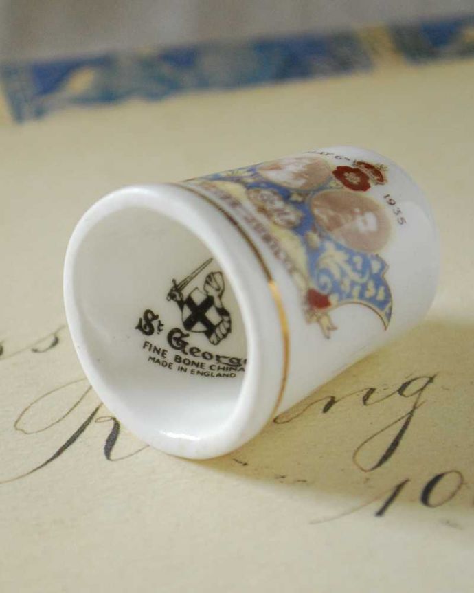 アンティーク 陶磁器の雑貨　アンティーク雑貨　英国の歴史を感じる1935年代のコロネーションアンティークシンブル。キレイなものだけを買い付けていますアンティークは新品ではなので多少のキズ・汚れがある場合がありますが、キレイなもを買い付けてきました。(m-2701-z)