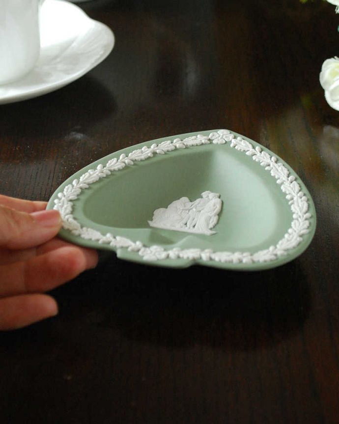 セージグリーンがキレイなスペード型のジャスパーウェア、アンティーク