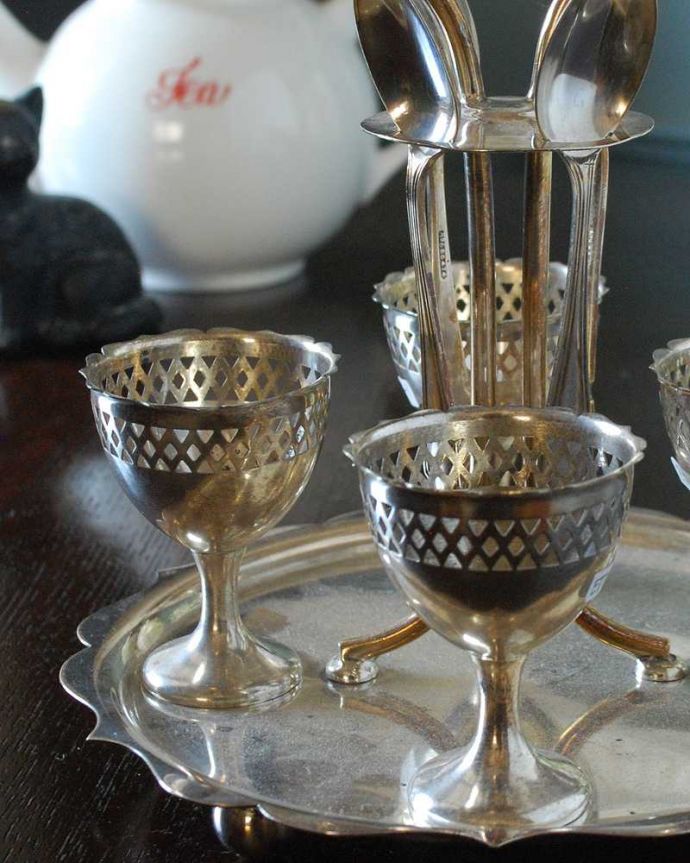 アンティーク シルバー製　アンティーク雑貨　朝食の時間には欠かせなかった英国らしいアンティークシルバーのエッグスタンドセット。英国の朝食には欠かせないエッグスタンド日本ではこんな扱いはしないんだけれど、イギリスの朝食のテーブルコーディネートには欠かせないゆで玉子用のちょっと贅沢な器なんです。(m-2711-z)