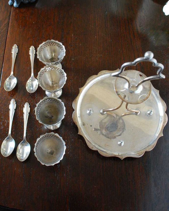 アンティーク シルバー製　アンティーク雑貨　朝食の時間には欠かせなかった英国らしいアンティークシルバーのエッグスタンドセット。上から見るとこんな形アンティークなので多少のキズやカケがある場合はありますが、使用上問題はありませんのでご了承下さい。(m-2711-z)