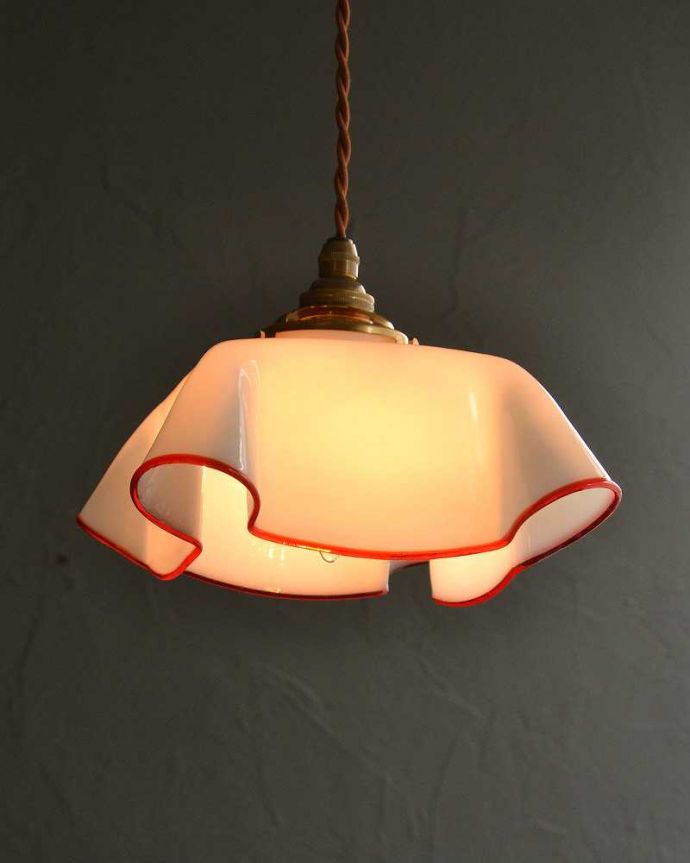 ペンダントライト　照明・ライティング　ミルクガラス×赤いラインが可愛いアンティークシェード(コード・シャンデリア電球・ギャラリーA)。。(m-2715-z)