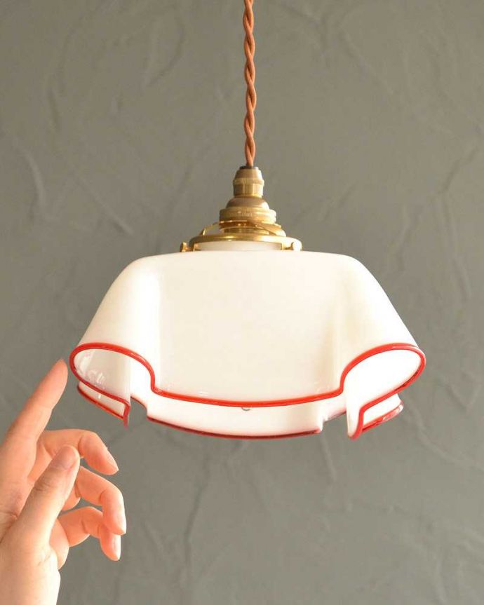 ペンダントライト　照明・ライティング　ミルクガラス×赤いラインが可愛いアンティークシェード(コード・シャンデリア電球・ギャラリーA)。。(m-2715-z)