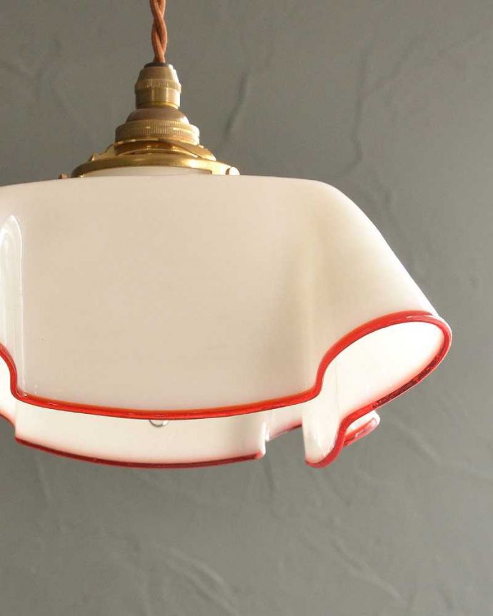 ペンダントライト　照明・ライティング　ミルクガラス×赤いラインが可愛いアンティークシェード(コード・シャンデリア電球・ギャラリーA)。。(m-2715-z)