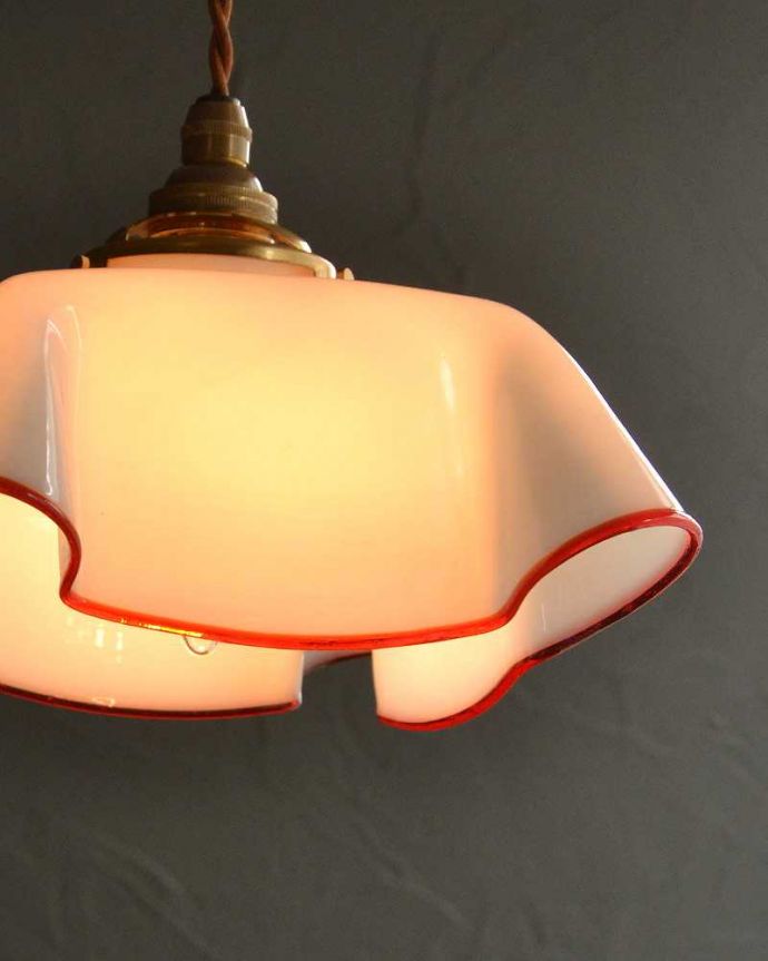 ペンダントライト　照明・ライティング　ミルクガラス×赤いラインが可愛いアンティークシェード(コード・シャンデリア電球・ギャラリーA)。。(m-2715-z)