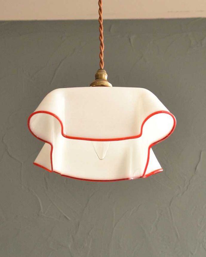 ペンダントライト　照明・ライティング　ミルクガラス×赤いラインが可愛いアンティークシェード(コード・シャンデリア電球・ギャラリーA)。。(m-2715-z)