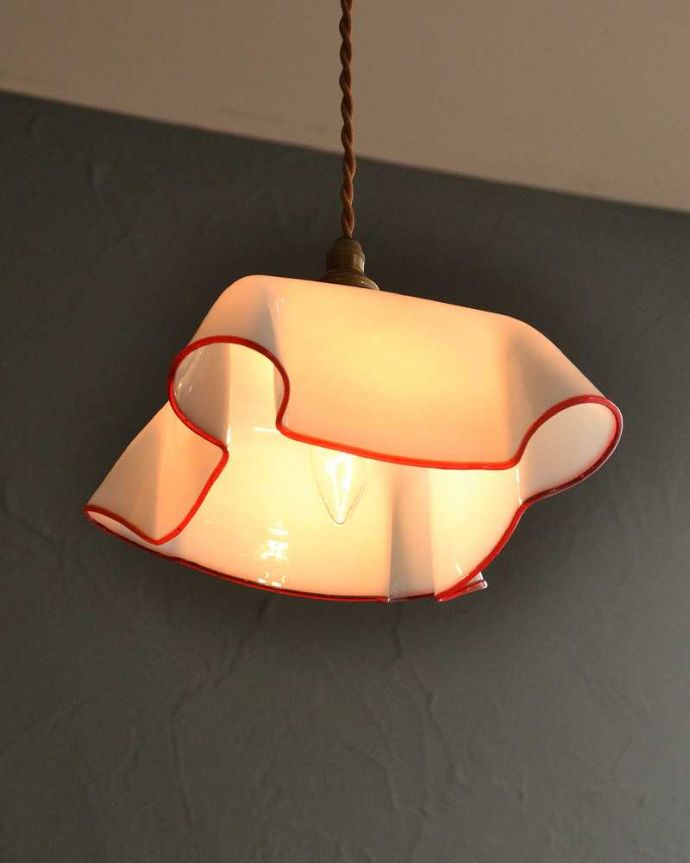 ペンダントライト　照明・ライティング　ミルクガラス×赤いラインが可愛いアンティークシェード(コード・シャンデリア電球・ギャラリーA)。。(m-2715-z)