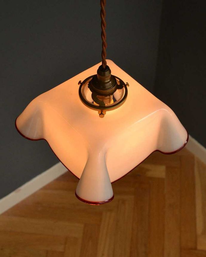 ペンダントライト　照明・ライティング　ミルクガラス×赤いラインが可愛いアンティークシェード(コード・シャンデリア電球・ギャラリーA)。。(m-2715-z)
