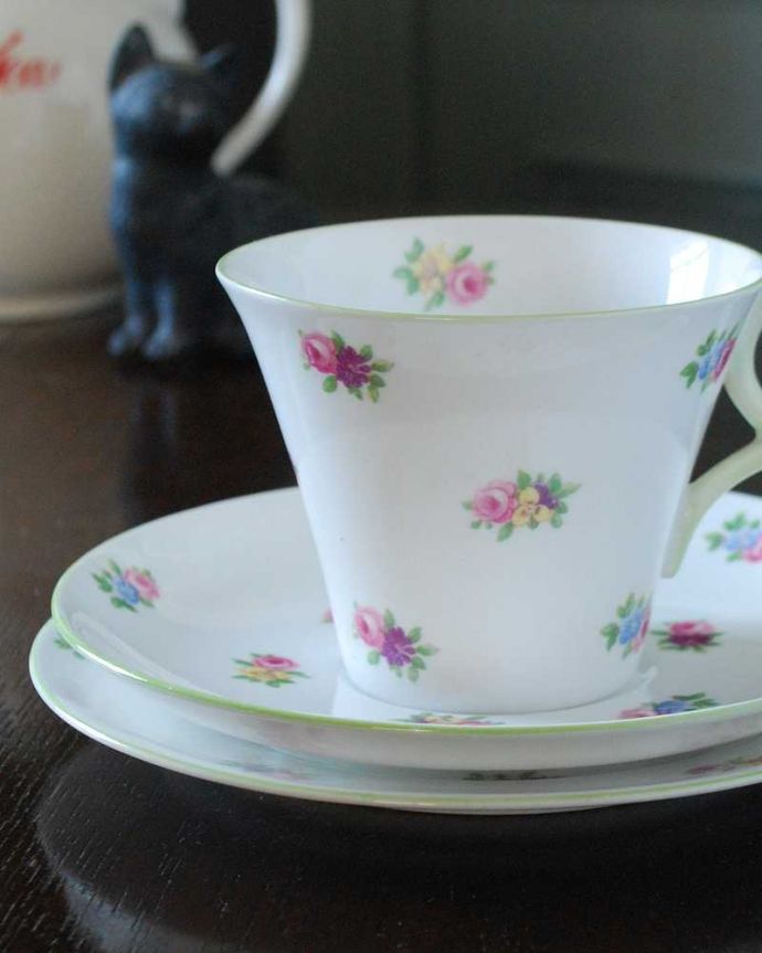 シェ―リー窯　アンティーク雑貨　小さなお花が散りばめられたシェリーのアンティークトリオ。飾って使って楽しむ小さなアンティークアンティークでしか手に入れることが出来ない美しい模様のカップ＆ソーサー。(m-2718-z)