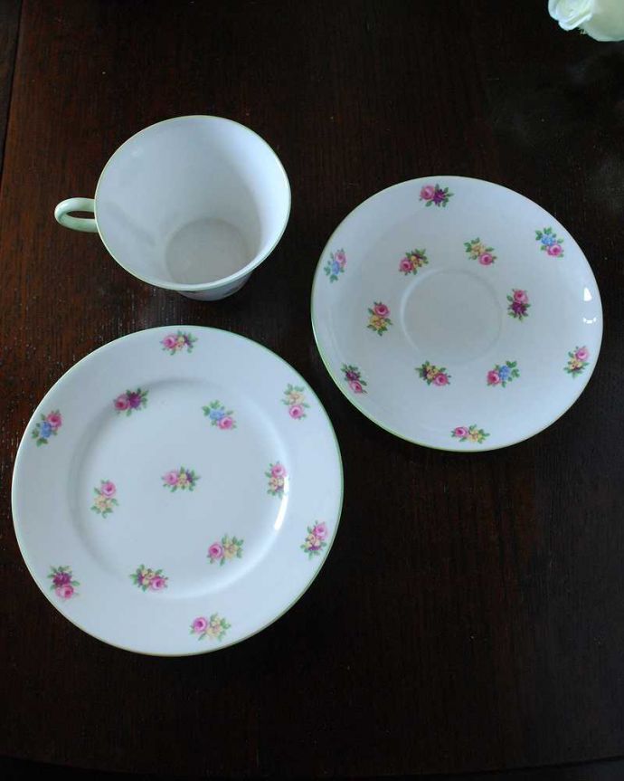 シェ―リー窯　アンティーク雑貨　小さなお花が散りばめられたシェリーのアンティークトリオ。上から見るとこんな感じです状態のいいものだけを選んでいますが、アンティークなのでキズや欠けがある場合があります。(m-2718-z)