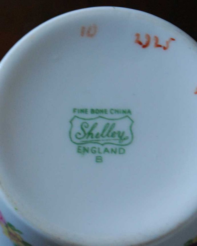 シェ―リー窯　アンティーク雑貨　小さなお花が散りばめられたシェリーのアンティークトリオ。裏側には品質の証1945年～1966年製造のシェリーのバックスタンプがあります。(m-2718-z)