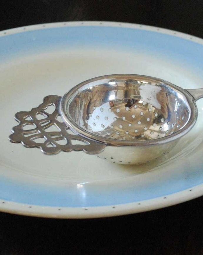 アンティーク シルバー製　アンティーク雑貨　アンティークシルバープレートのティーストレーナー、英国のシルバー雑貨。英国らしい美しいシルバープレートピアスドカーヴィングが美しいシルバープレートのカトラリー。(m-2721-z)