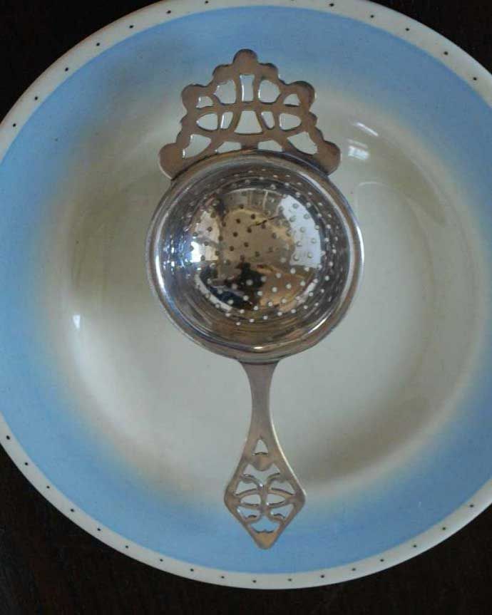 アンティーク シルバー製　アンティーク雑貨　アンティークシルバープレートのティーストレーナー、英国のシルバー雑貨。上から見るとこんな感じですアンティークなので多少のキズ・汚れがある場合がありますが、使用上問題はありませんので、ご了承下さい。(m-2721-z)