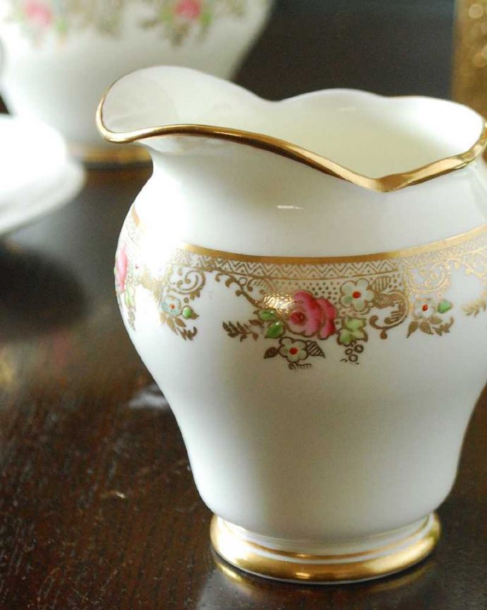 アンティーク 陶磁器の雑貨 アンティーク雑貨 SALISBURY(ソールズベリー)のミルクポット、イギリスアンティーク陶磁器 。お茶の時間に欠かせないミルクピッチャー紅茶を愛する英国のお茶の時間に欠かせないミルクティーのために作られた陶磁器のミルクピッチャー。(m-2723-z)