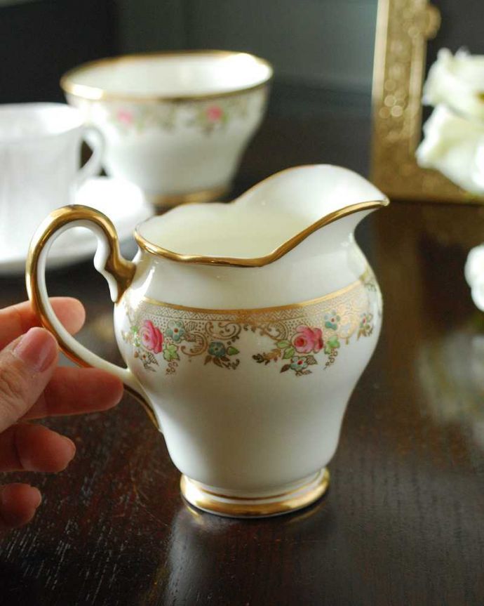 アンティーク 陶磁器の雑貨 アンティーク雑貨 SALISBURY(ソールズベリー)のミルクポット、イギリスアンティーク陶磁器 。自分だけの使い方で使ってみましょうたっぷりミルクが注げるように、英国のミルクピッチャーのサイズは他の国のものと比べて大きめに作られていて実用的。(m-2723-z)