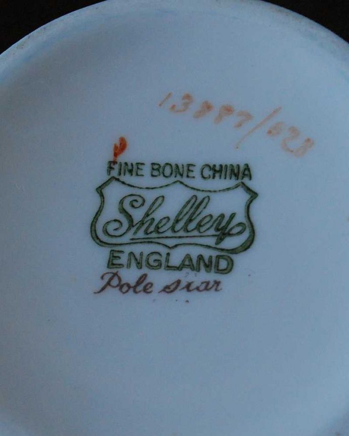 シェ―リー窯 アンティーク雑貨 淡いブルーにゴールドのフチが上品なシェリー窯のアンティークミルクジャグ(ピッチャー)。裏側には品質の証1945~1966年製造のシェリーのバックスタンプがあります。(m-2727-z)