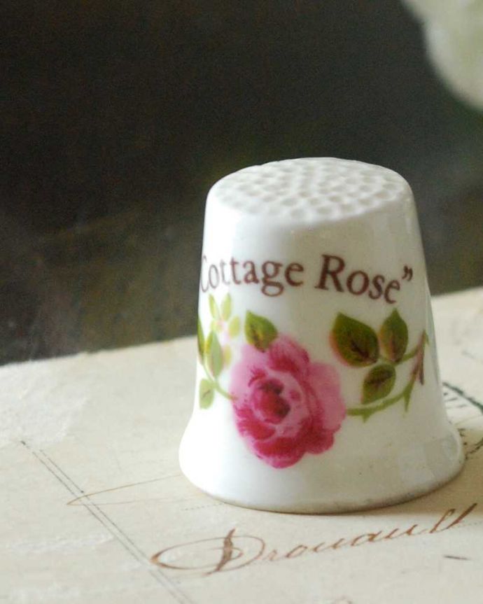 アンティーク 陶磁器の雑貨 アンティーク雑貨 ピンクのバラが可憐なアンティークシンブル(Cottage Rose)。幸運を呼ぶ女性のためのコレクションアイテムシンブルとは、上流階級の女性がたしなみとして行ったお裁縫の時に使った指ぬきのこと。(m-2731-z)