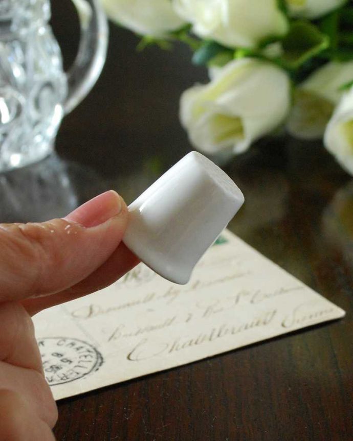 アンティーク 陶磁器の雑貨 アンティーク雑貨 ピンクのバラが可憐なアンティークシンブル(Cottage Rose)。コレクションしたくなる可愛らしさ指の帽子(finger hat)とも呼ばれるコロンとした形。(m-2731-z)