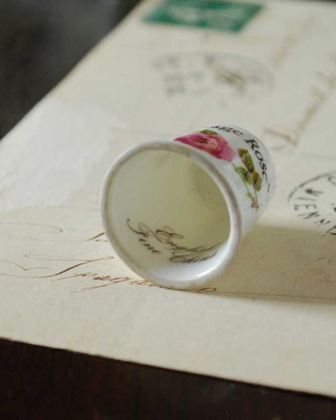 アンティーク 陶磁器の雑貨 アンティーク雑貨 ピンクのバラが可憐なアンティークシンブル(Cottage Rose)。キレイなものだけを買い付けていますアンティークは新品ではなので多少のキズ・汚れがある場合がありますが、キレイなもを買い付けてきました。(m-2731-z)