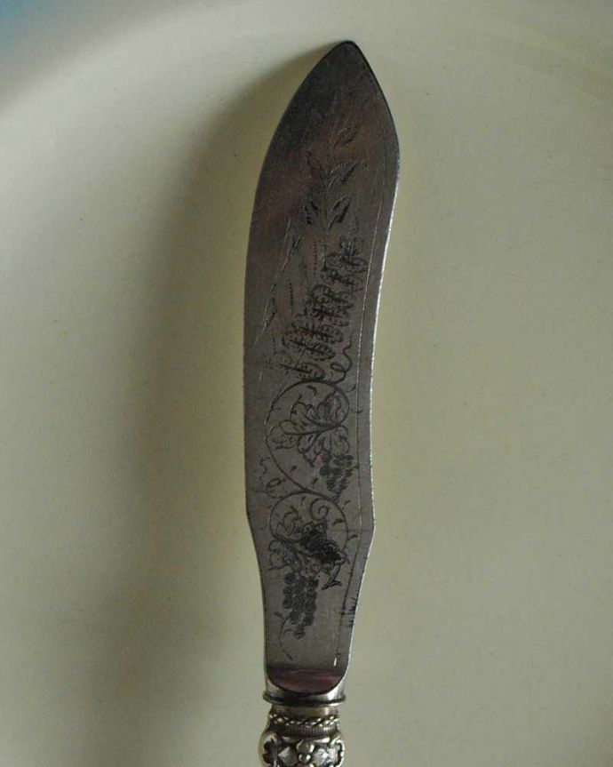 アンティーク雑貨 お花の彫刻が美しいアンティークシルバーのバターナイフ（マザーオブパール）。実際に使えるシルバーのカトラリーヨーロッパでは価値ある食器の一つであるシルバーアイテム。(m-2738-z)