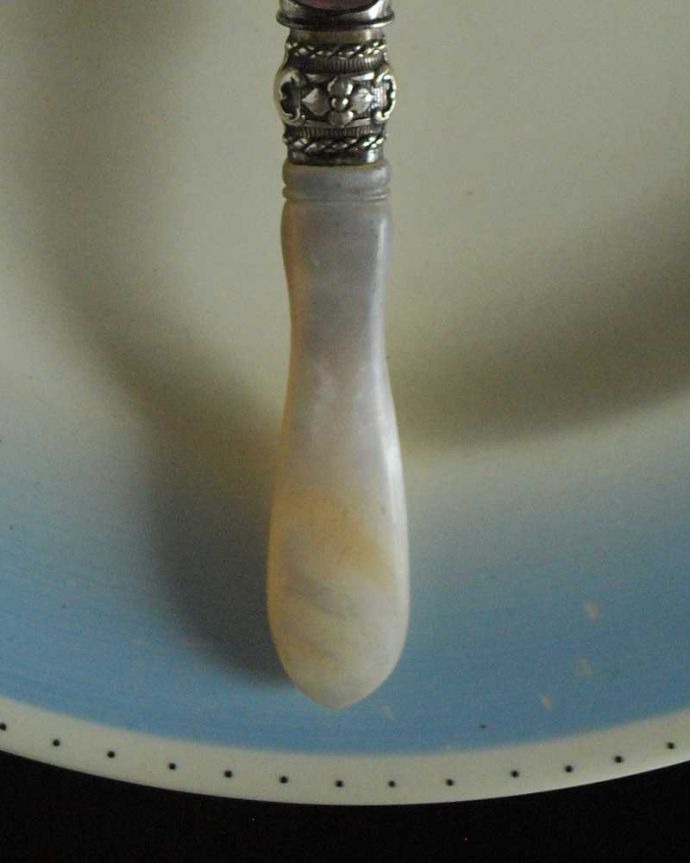 アンティーク雑貨 お花の彫刻が美しいアンティークシルバーのバターナイフ（マザーオブパール）。上から見るとこんな感じですアンティークなので多少のキズやカケがある場合はありますが、使用上問題はありませんのでご了承下さい。(m-2738-z)