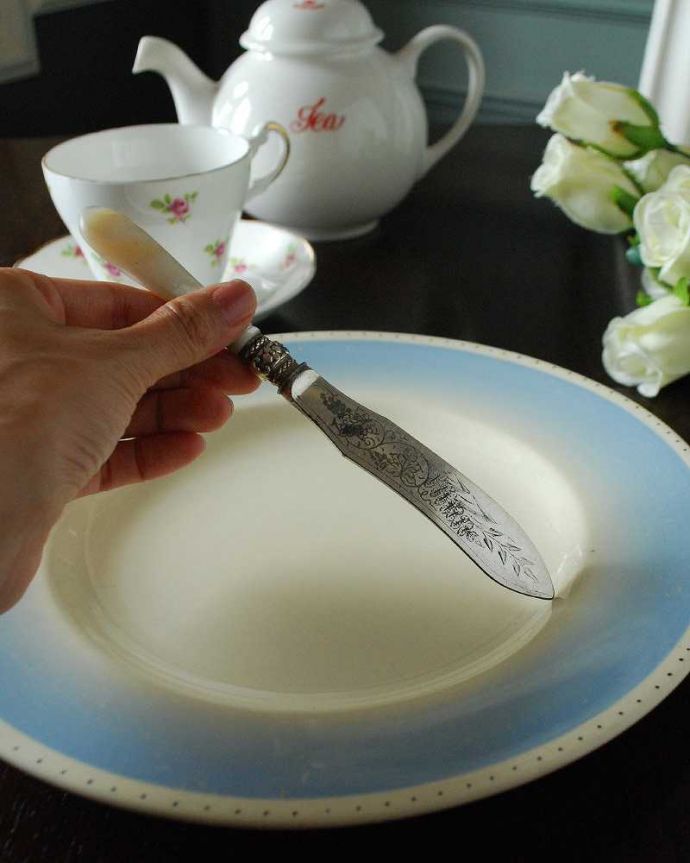 アンティーク雑貨 お花の彫刻が美しいアンティークシルバーのバターナイフ（マザーオブパール）。自宅でも特別な食事の時間が楽しめます。(m-2738-z)