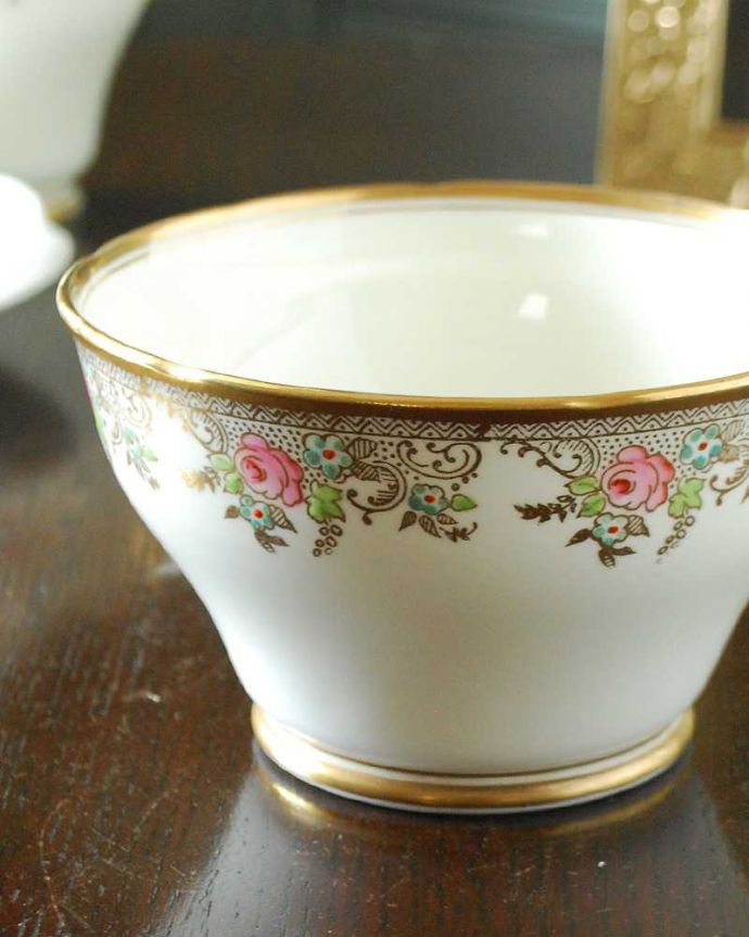 アンティーク 陶磁器の雑貨 アンティーク雑貨 SALISBURY(ソールズベリー)のシュガーボウル、イギリスアンティーク陶磁器。お茶の時間を華やかにしてくれるアンティークティータイムを楽しむための茶道具の一つシュガーボウル。(m-2748-z)