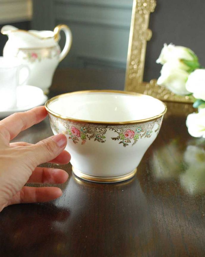 アンティーク 陶磁器の雑貨 アンティーク雑貨 SALISBURY(ソールズベリー)のシュガーボウル、イギリスアンティーク陶磁器。自分流の使い方で楽しんでくださいアンティークなのでキズや汚れはありますが、使えるものだけを選んできました。(m-2748-z)