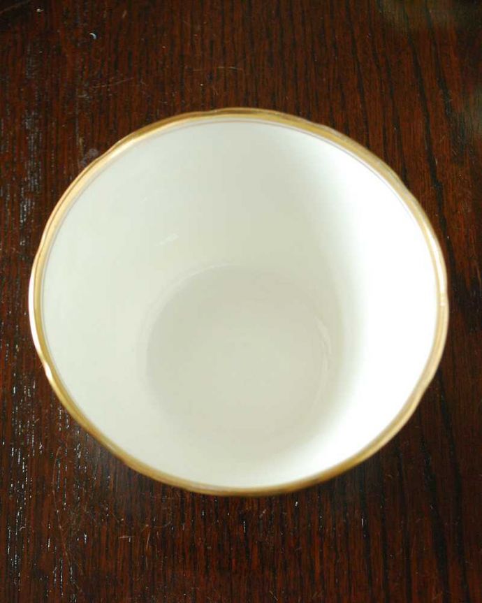 アンティーク 陶磁器の雑貨 アンティーク雑貨 SALISBURY(ソールズベリー)のシュガーボウル、イギリスアンティーク陶磁器。上からのぞいてみると・・・アンティークのため、多少の欠け・傷がある場合がありますが、使用上問題がないものだけを選んできたので、ご了承下さい。(m-2748-z)