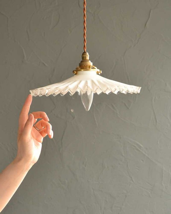 ペンダントライト　照明・ライティング　クリアガラス×ミルクガラスのアンティークランプシェード(コード・シャンデリア電球・ギャラリーA付き)。。(m-2751-z)