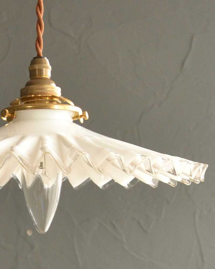 ペンダントライト　照明・ライティング　クリアガラス×ミルクガラスのアンティークランプシェード(コード・シャンデリア電球・ギャラリーA付き)。。(m-2751-z)
