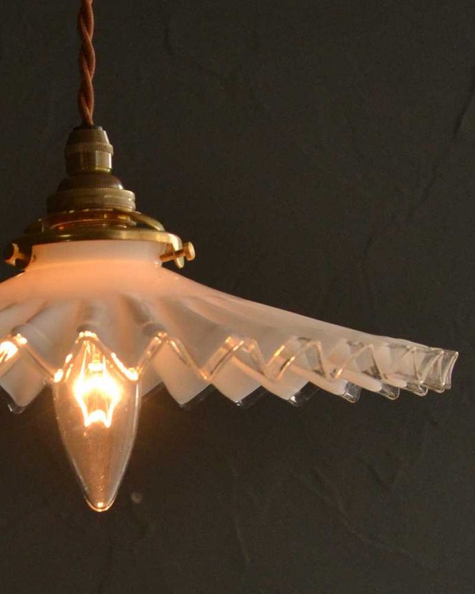ペンダントライト　照明・ライティング　クリアガラス×ミルクガラスのアンティークランプシェード(コード・シャンデリア電球・ギャラリーA付き)。。(m-2751-z)