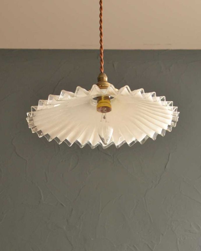 ペンダントライト　照明・ライティング　クリアガラス×ミルクガラスのアンティークランプシェード(コード・シャンデリア電球・ギャラリーA付き)。。(m-2751-z)