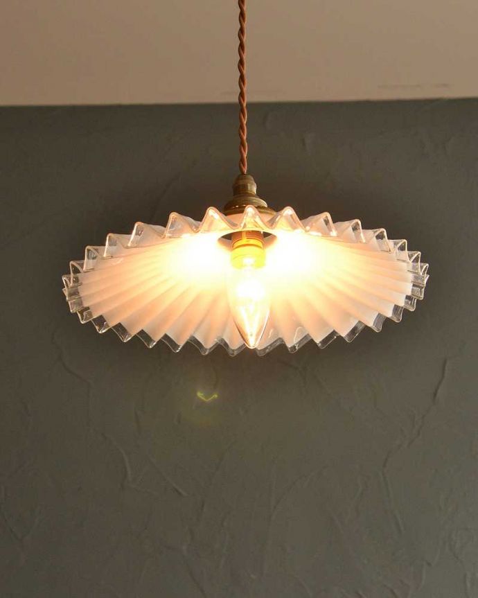 ペンダントライト　照明・ライティング　クリアガラス×ミルクガラスのアンティークランプシェード(コード・シャンデリア電球・ギャラリーA付き)。。(m-2751-z)