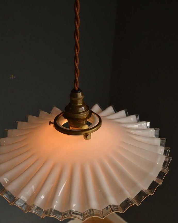 ペンダントライト　照明・ライティング　クリアガラス×ミルクガラスのアンティークランプシェード(コード・シャンデリア電球・ギャラリーA付き)。。(m-2751-z)