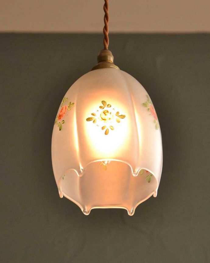 ペンダントライト　照明・ライティング　アンティークのハンドペイントの薔薇が可愛いガラスシェード(コード・シャンデリア電球・ギャラリーなし)。。(m-2752-z)