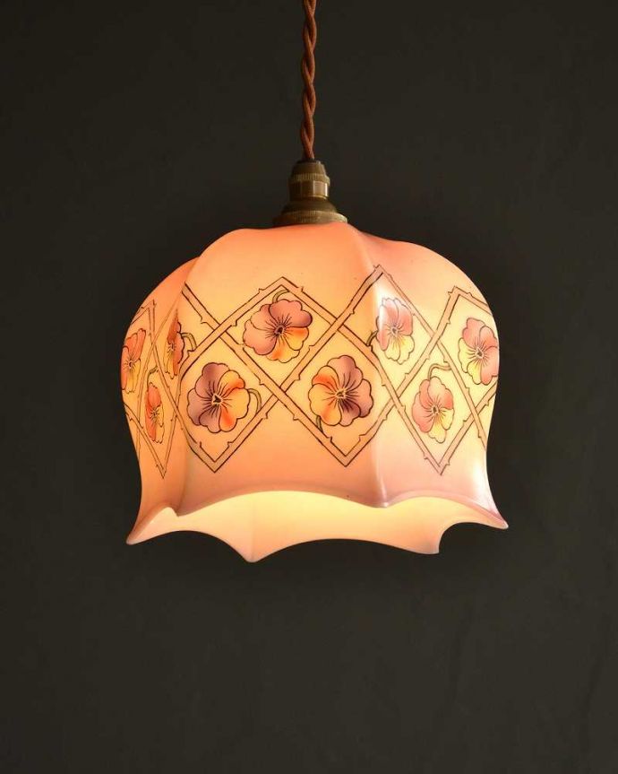 ペンダントライト　照明・ライティング　紫とピンクのパンジーが可愛いアンティークシェード(コード・シャンデリア電球・ギャラリーなし)。。(m-2753-z)