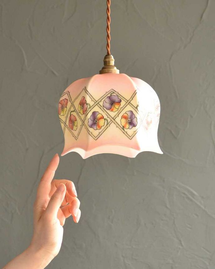 ペンダントライト　照明・ライティング　紫とピンクのパンジーが可愛いアンティークシェード(コード・シャンデリア電球・ギャラリーなし)。。(m-2753-z)