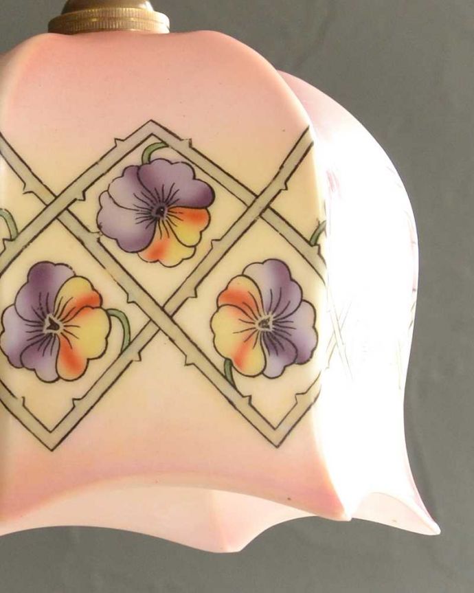 ペンダントライト　照明・ライティング　紫とピンクのパンジーが可愛いアンティークシェード(コード・シャンデリア電球・ギャラリーなし)。。(m-2753-z)