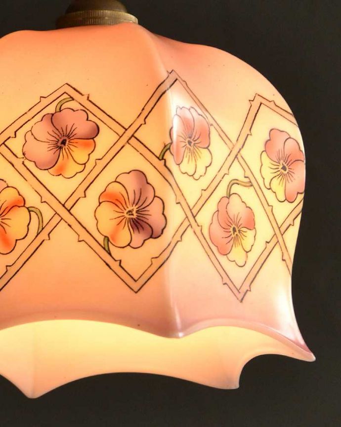 ペンダントライト　照明・ライティング　紫とピンクのパンジーが可愛いアンティークシェード(コード・シャンデリア電球・ギャラリーなし)。。(m-2753-z)