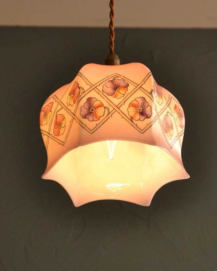 ペンダントライト　照明・ライティング　紫とピンクのパンジーが可愛いアンティークシェード(コード・シャンデリア電球・ギャラリーなし)。。(m-2753-z)