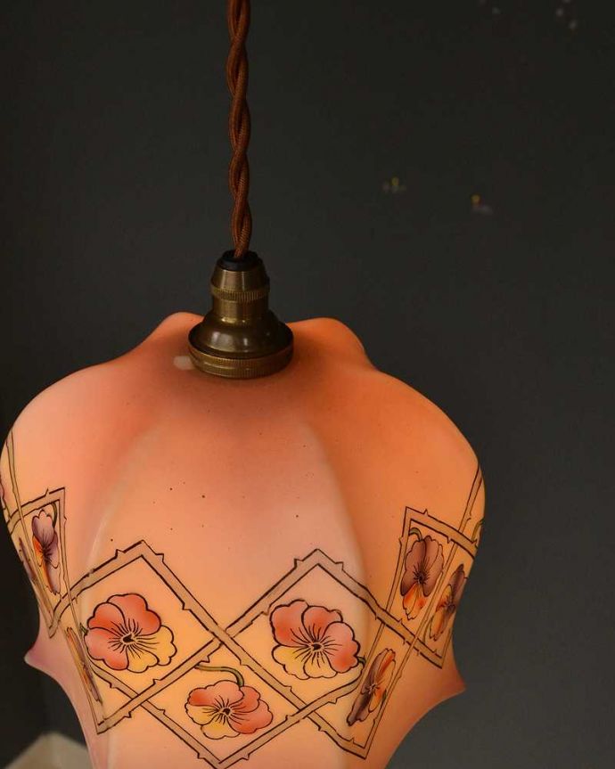 ペンダントライト　照明・ライティング　紫とピンクのパンジーが可愛いアンティークシェード(コード・シャンデリア電球・ギャラリーなし)。。(m-2753-z)