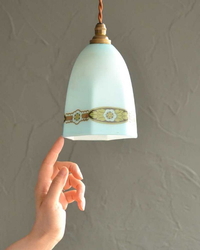 ペンダントライト　照明・ライティング　お花模様×涼しげな色のアンティークシェード(コード・シャンデリア電球・ギャラリーなし)。。(m-2754-z)