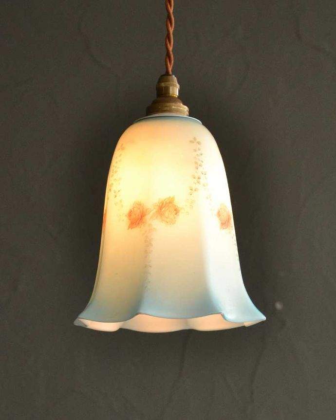 ペンダントライト　照明・ライティング　薔薇のガーランドが美しいアンティークガラスのペンダントランプ(コード・シャンデリア電球・白リング２枚付き)。。(m-2756-z)