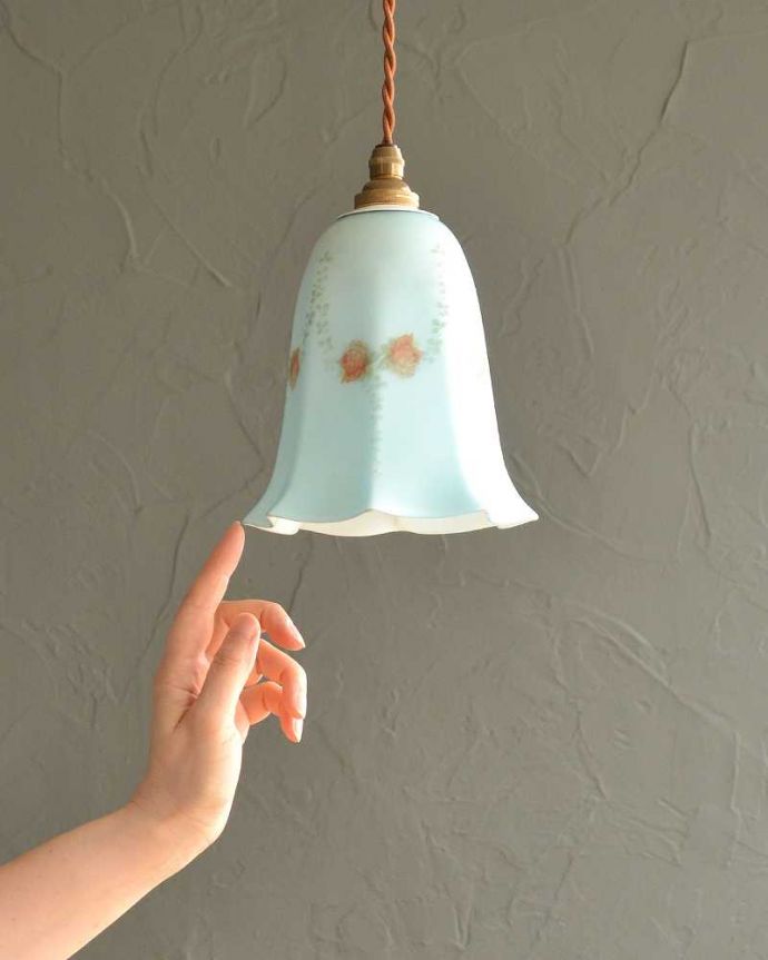 ペンダントライト　照明・ライティング　薔薇のガーランドが美しいアンティークガラスのペンダントランプ(コード・シャンデリア電球・白リング２枚付き)。。(m-2756-z)