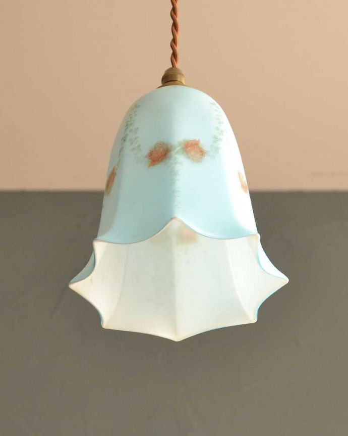 ペンダントライト　照明・ライティング　薔薇のガーランドが美しいアンティークガラスのペンダントランプ(コード・シャンデリア電球・白リング２枚付き)。。(m-2756-z)