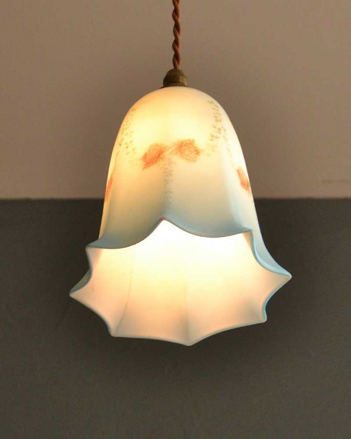 ペンダントライト　照明・ライティング　薔薇のガーランドが美しいアンティークガラスのペンダントランプ(コード・シャンデリア電球・白リング２枚付き)。。(m-2756-z)