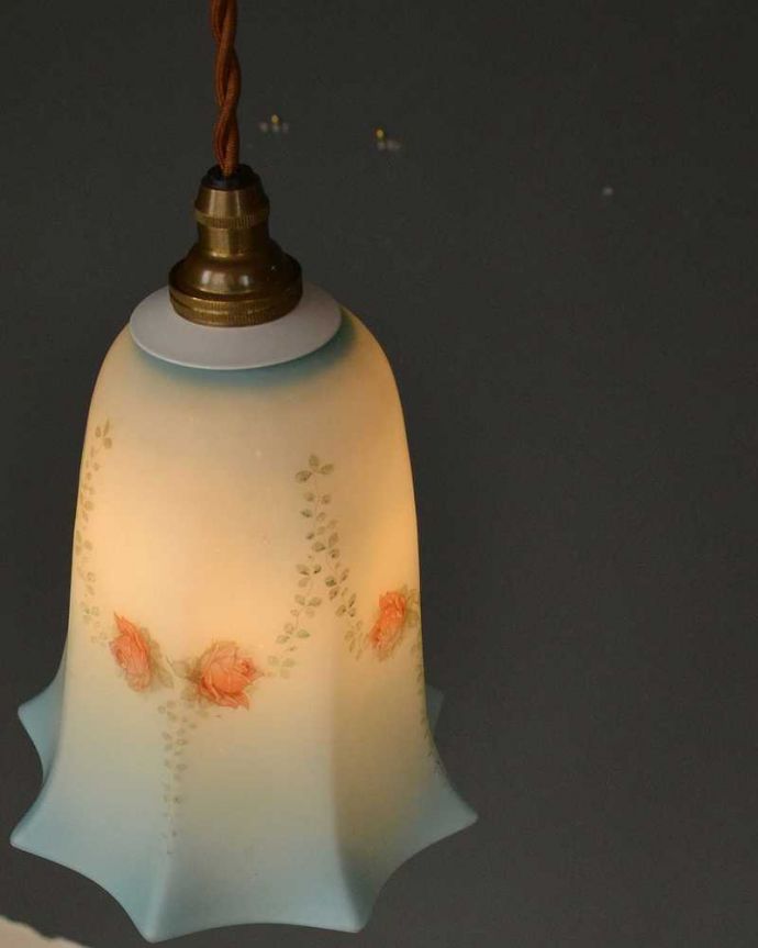 ペンダントライト　照明・ライティング　薔薇のガーランドが美しいアンティークガラスのペンダントランプ(コード・シャンデリア電球・白リング２枚付き)。。(m-2756-z)