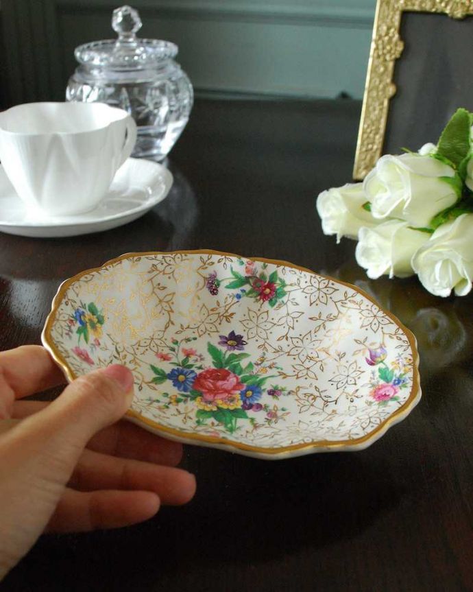 アンティーク 陶磁器の雑貨　アンティーク雑貨　イギリスのミッドウィンター社スタイルクラフト、お花のブーケが可愛い「チンツ」ボウル。自分流の使い方で楽しんでくださいアンティークなのでキズや汚れはありますが、使えるものだけを選んできました。(m-2757-z )