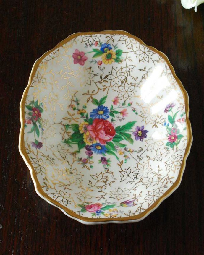 アンティーク 陶磁器の雑貨　アンティーク雑貨　イギリスのミッドウィンター社スタイルクラフト、お花のブーケが可愛い「チンツ」ボウル。上から見てみると･･･アンティークのため、多少の欠け・傷がある場合がありますが、使用上問題がないものだけを選んできたので、ご了承下さい。(m-2757-z )