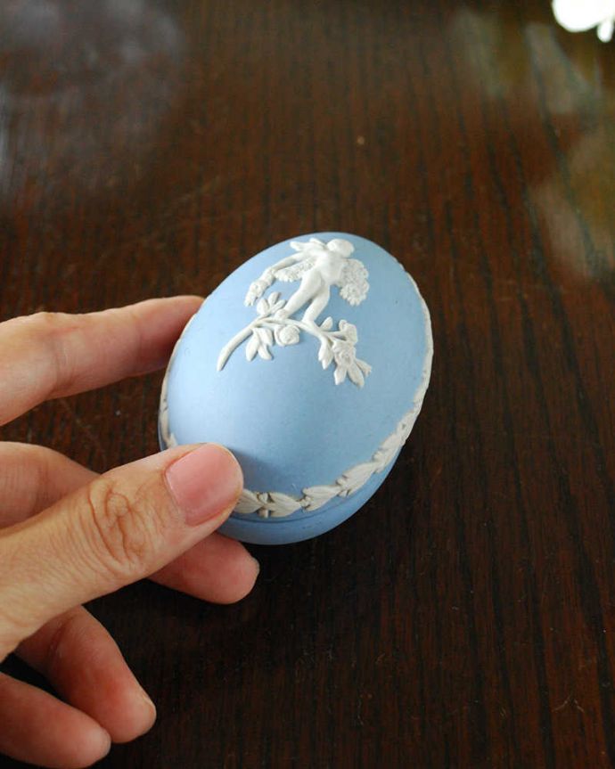 アンティーク 陶磁器の雑貨　アンティーク雑貨　白い天使のレリーフが美しいジャスパーウェアのエッグ型小物入れ（ウェッジウッド）。宝石のような美しさを追求した焼き物なんとも言えない滑らかな手触りが、ジャスパーウエアの特長。(m-2758-z )